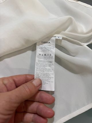 Blusa italiana blanca con volantes y lazo