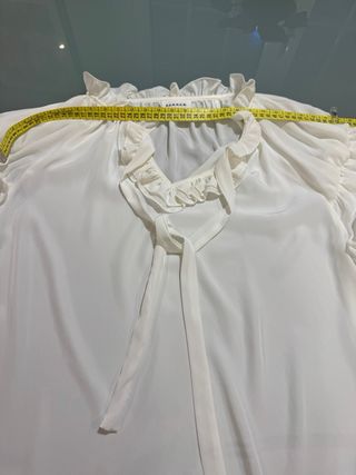 Blusa italiana blanca con volantes y lazo