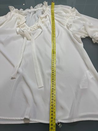 Blusa italiana blanca con volantes y lazo