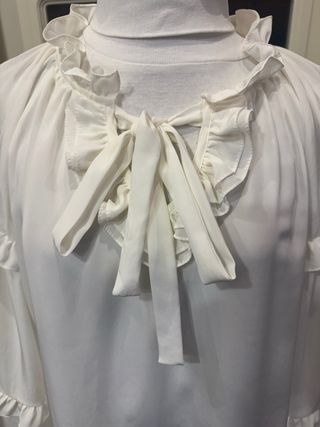 Blusa italiana blanca con volantes y lazo
