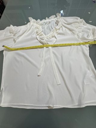 Blusa italiana blanca con volantes y lazo