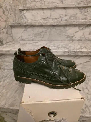 Scarpe stringate vernice verde