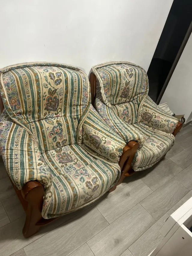 Sofá de tela con detalles de madera