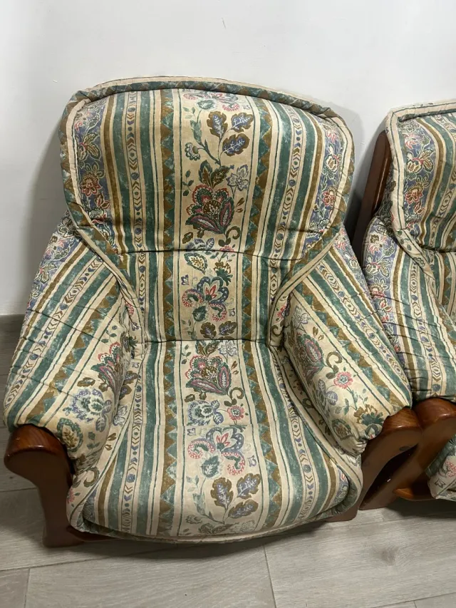 Sofá de tela con detalles de madera