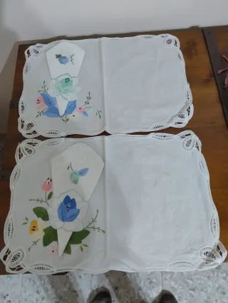 Coppia tovagliette con tovaglioli ricamati