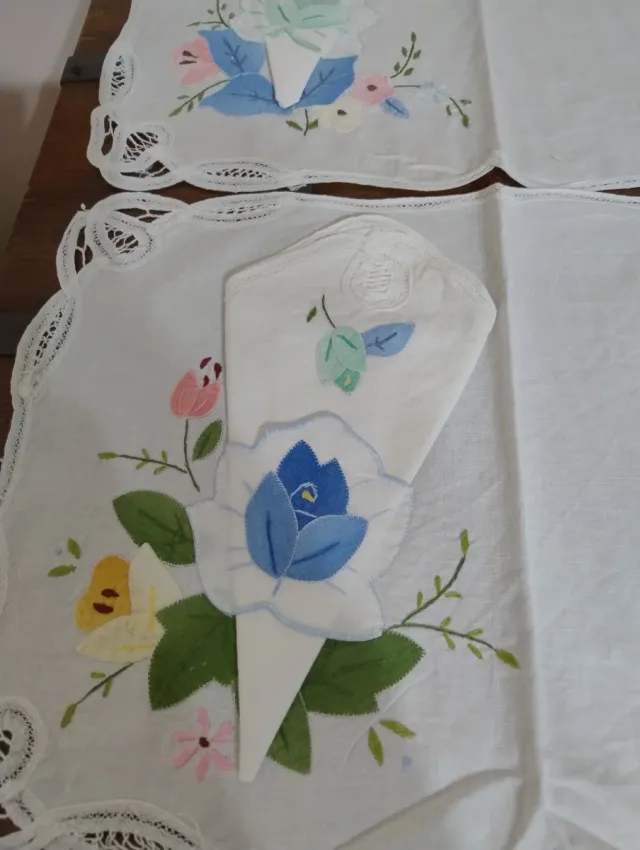 Coppia tovagliette con tovaglioli ricamati