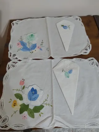 Coppia tovagliette con tovaglioli ricamati