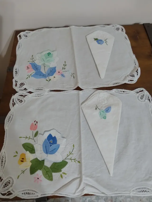 Coppia tovagliette con tovaglioli ricamati