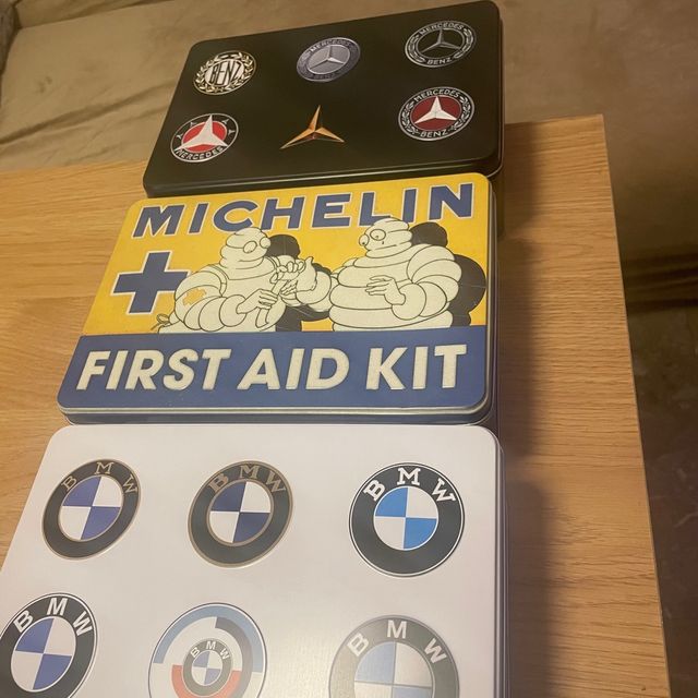 2 Cajas Metálicas: BMW y Mercedes