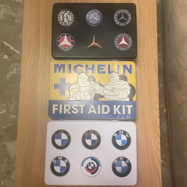 2 Cajas Metálicas: BMW y Mercedes