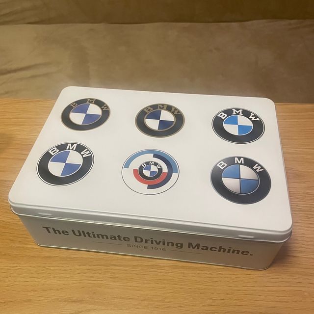 2 Cajas Metálicas: BMW y Mercedes