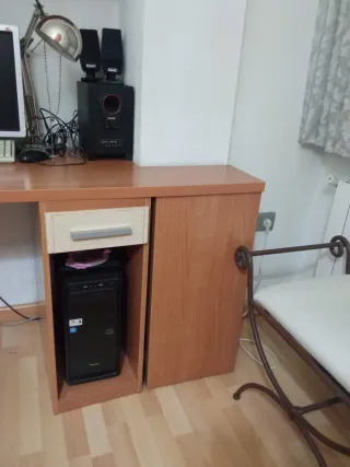 Dormitorio,dos camas. escritorio,armario,colchones