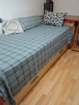 Dormitorio,dos camas. escritorio,armario,colchones