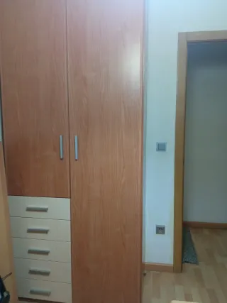 Dormitorio,dos camas. escritorio,armario,colchones