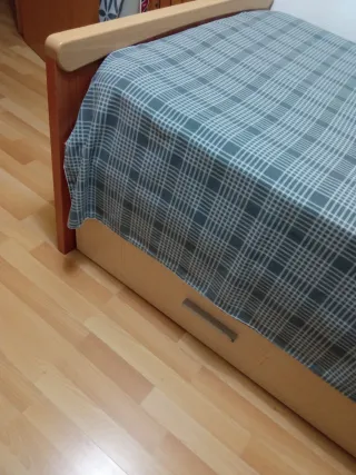 Dormitorio,dos camas. escritorio,armario,colchones