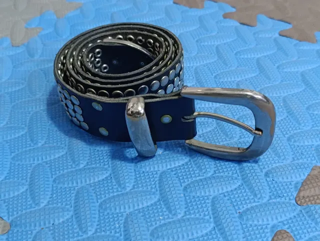 Cinturón de cuero con tachuelas plateadas