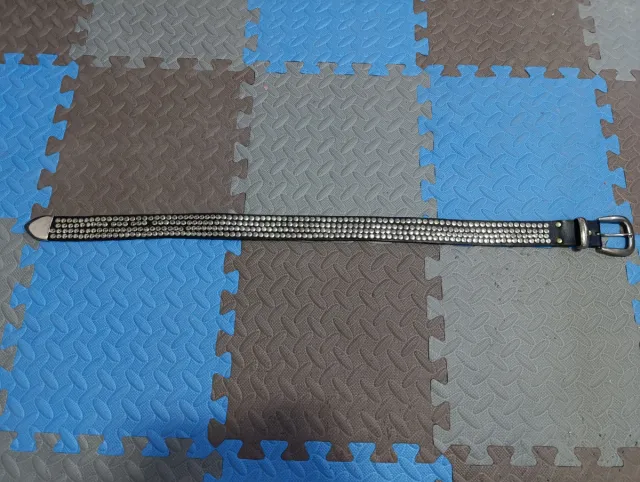 Cinturón de cuero con tachuelas plateadas