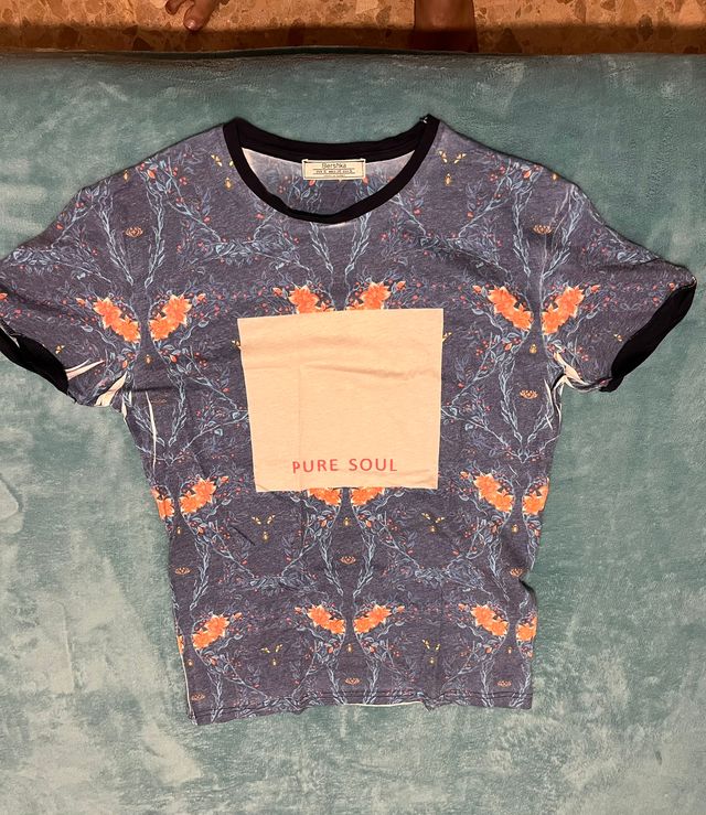 Camiseta Bershka floral azul y naranja Talla S