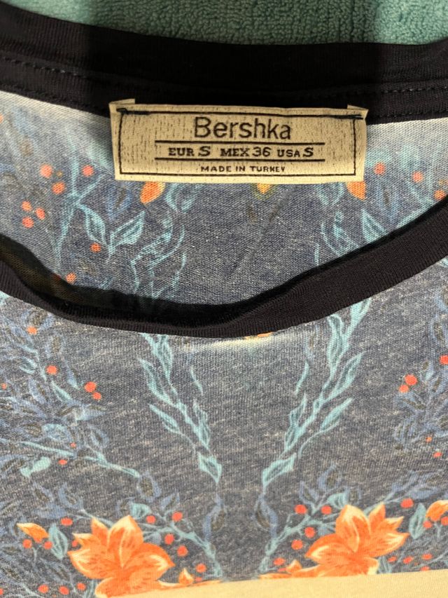 Camiseta Bershka floral azul y naranja Talla S