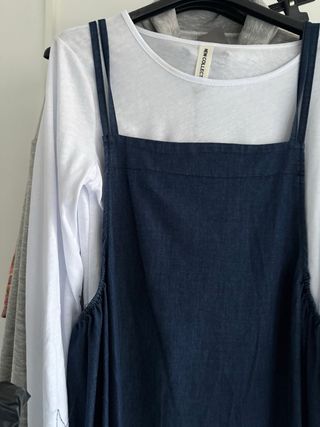 Vestido denim y camiseta blanca