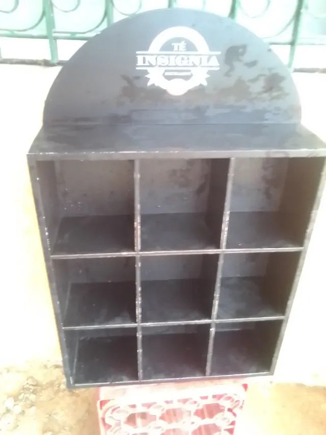 Estantería de café de madera negra