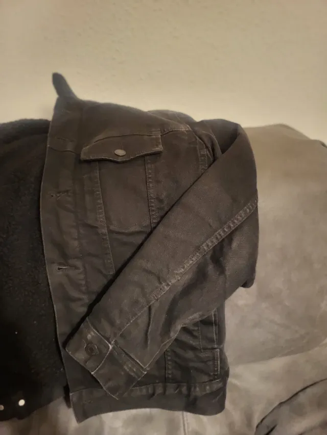 Cazadora tejana forrada borrego negra