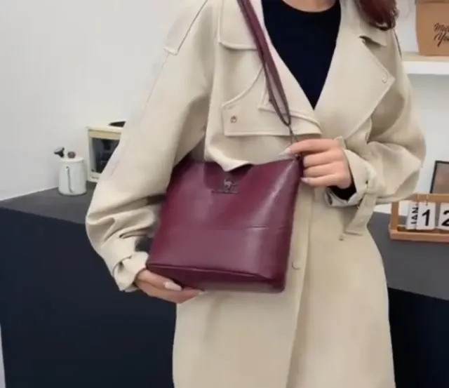 Bolso elegante burdeos con logo de canguro