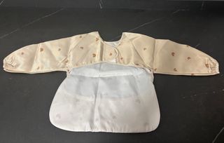 Babero Mushie con mangas y estampado arcoíris