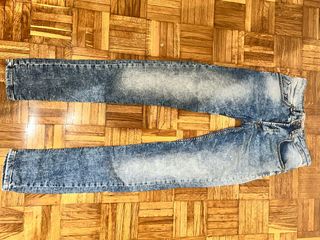 Pantalón pitillo vaquero desgastado marca hipster