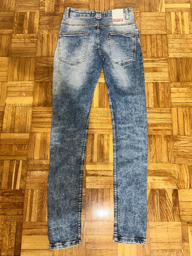 Pantalón pitillo vaquero desgastado marca hipster