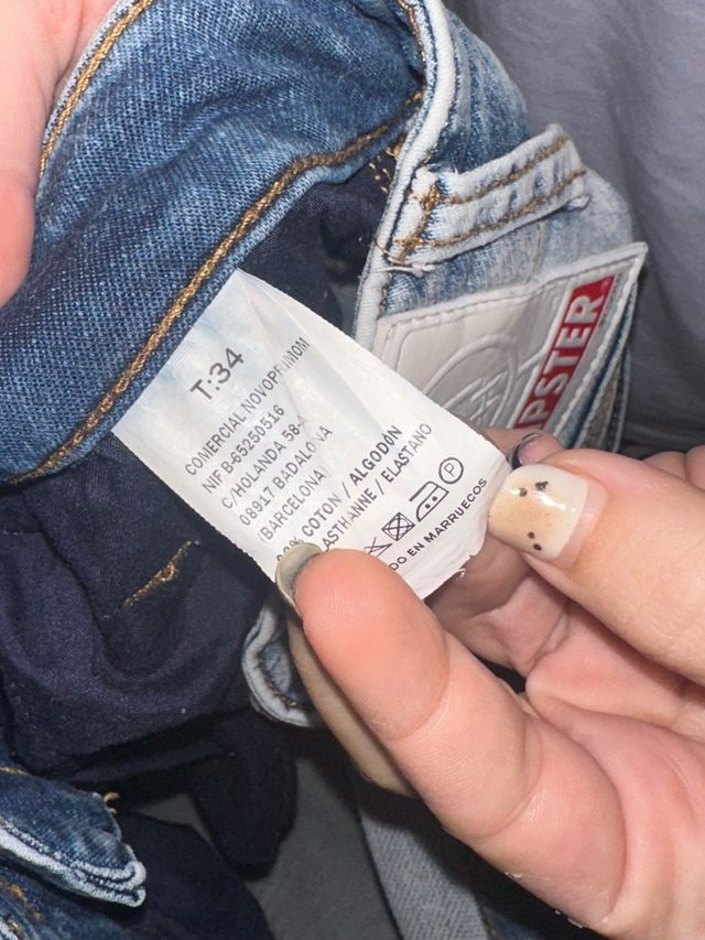 Pantalón pitillo vaquero desgastado marca hipster