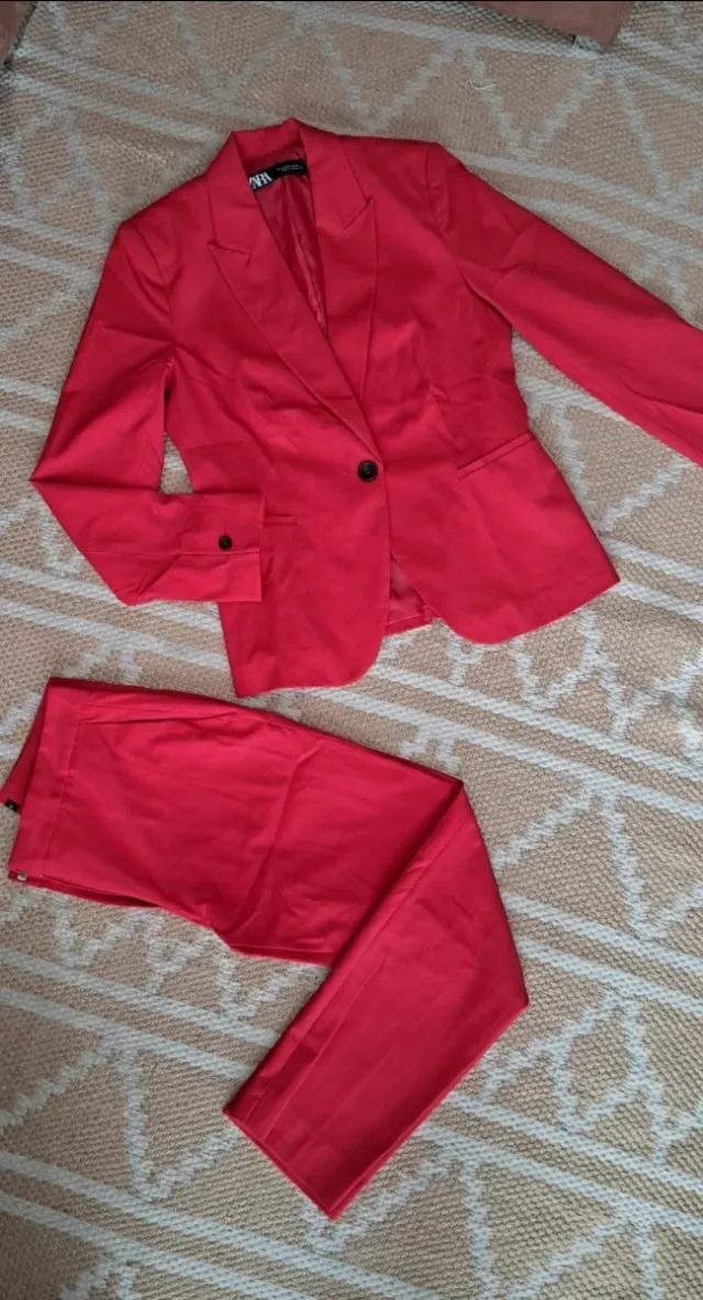 Traje Zara Rojo