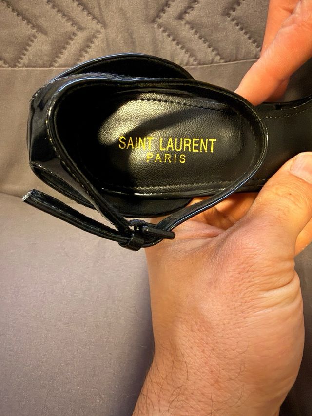 Sandalias de charol YSL con tacón dorado, Nº38.