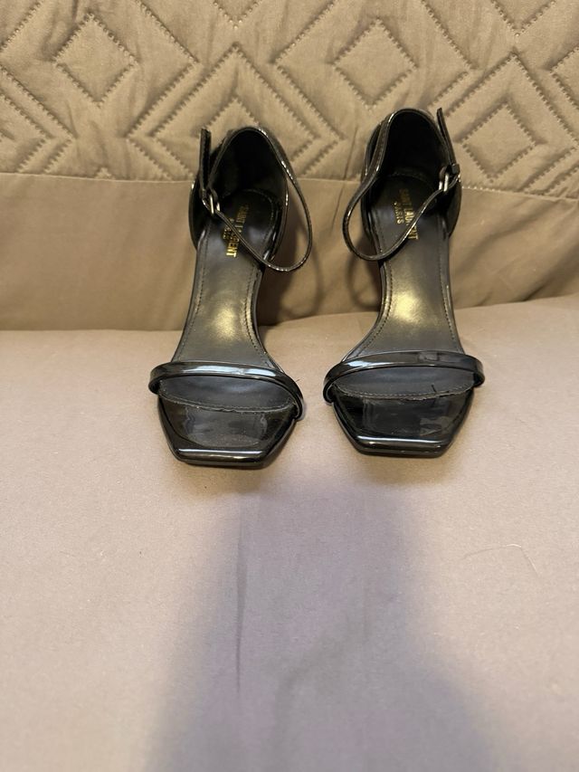 Sandalias de charol YSL con tacón dorado, Nº38.