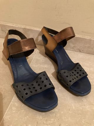 Sandalias cuña azul y dorado