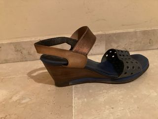Sandalias cuña azul y dorado