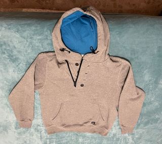 Sudadera gris con capucha y bolsillo