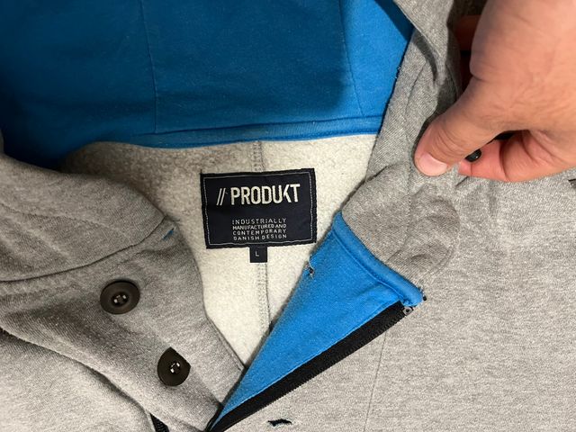 Sudadera gris con capucha y bolsillo