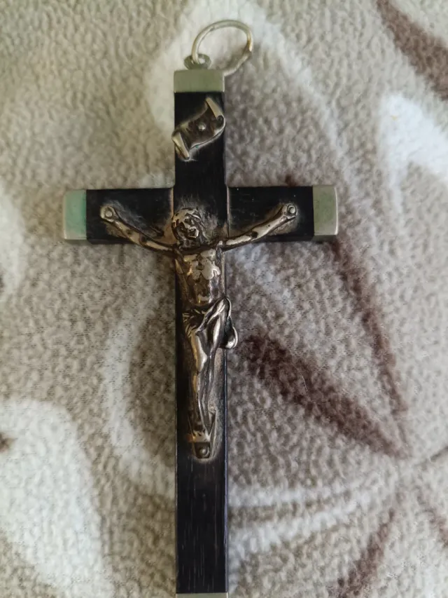 Crucifijo de madera y metal. Grabado votos.1942