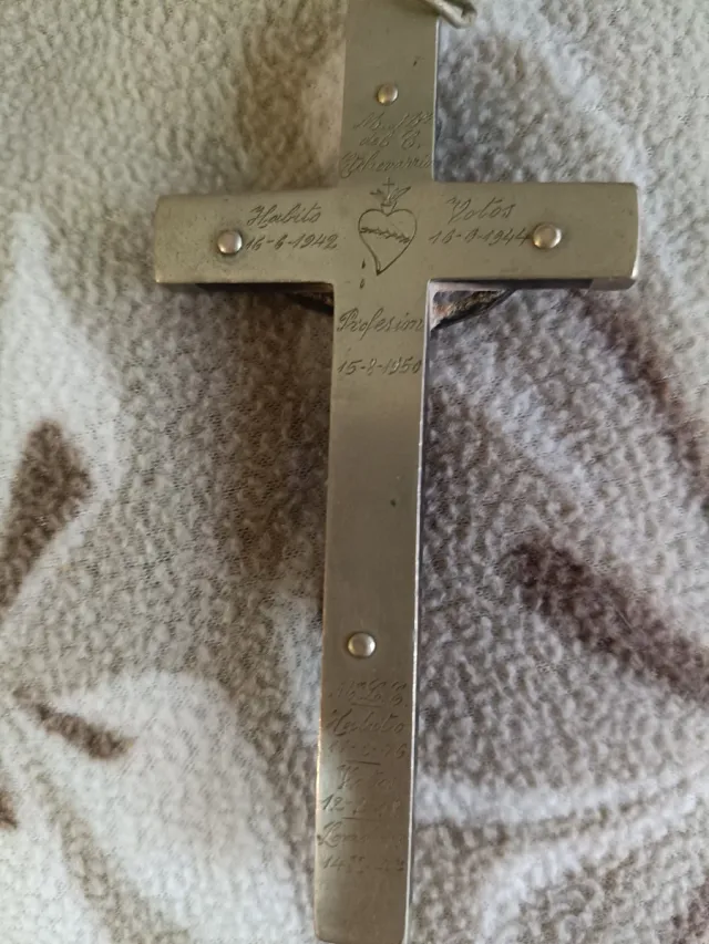 Crucifijo de madera y metal. Grabado votos.1942