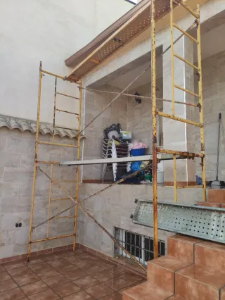 Andamios metálicos Dos andamios con tres chapas