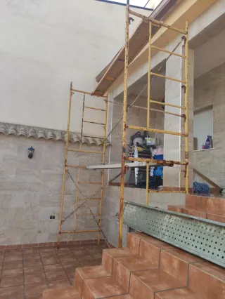 Andamios metálicos Dos andamios con tres chapas