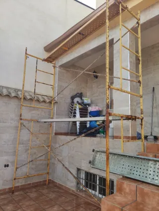 Andamios metálicos Dos andamios con tres chapas