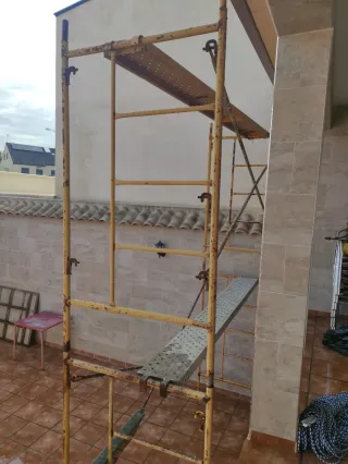 Andamios metálicos Dos andamios con tres chapas