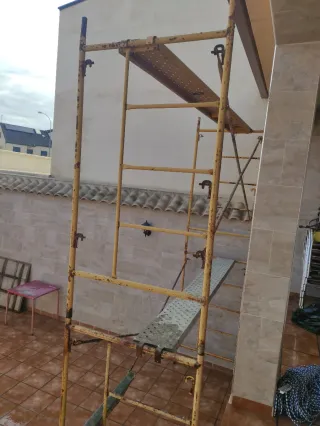 Andamios metálicos Dos andamios con tres chapas