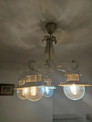 Lámpara colgante de mimbre y madera