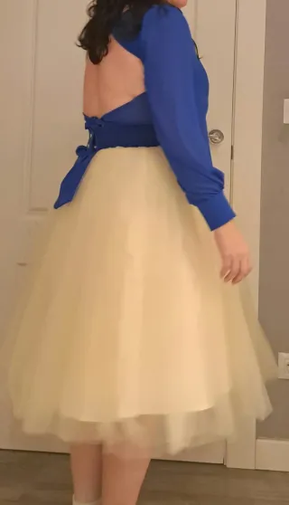 Blusa crop top azul klein y falda tul beige