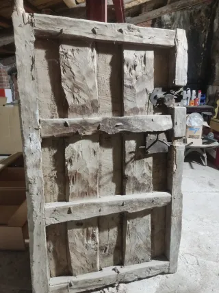 Puerta antigua de madera rústica