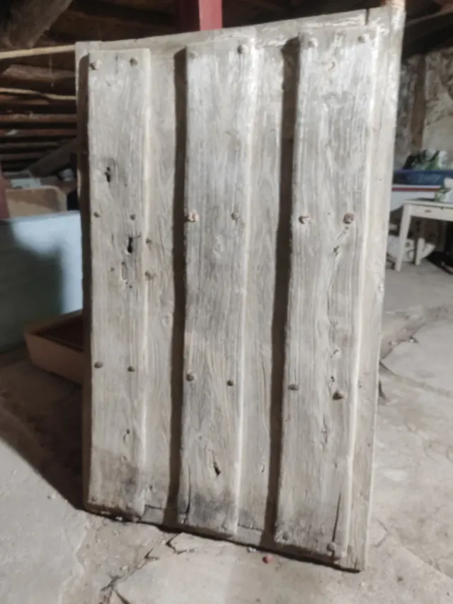 Puerta antigua de madera rústica