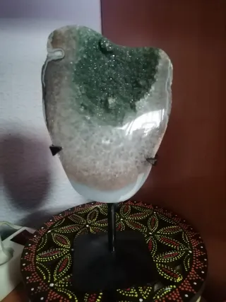 Ágata teñida verde y blanca